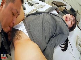 【剛毛舐めセクハラ】残業中のオフィスで二人きり、無自覚ハミ毛で上司ち○ぽを勃起させムレムレジャングルま○こ舐めで何度もイカされる新人むっちり部下OL　サンプル画像04